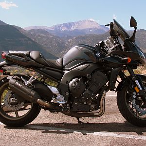 FZ1_and_Pikes_Peak